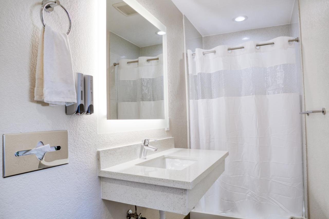 קאמבריה Creekside Inn Downtown מראה חיצוני תמונה